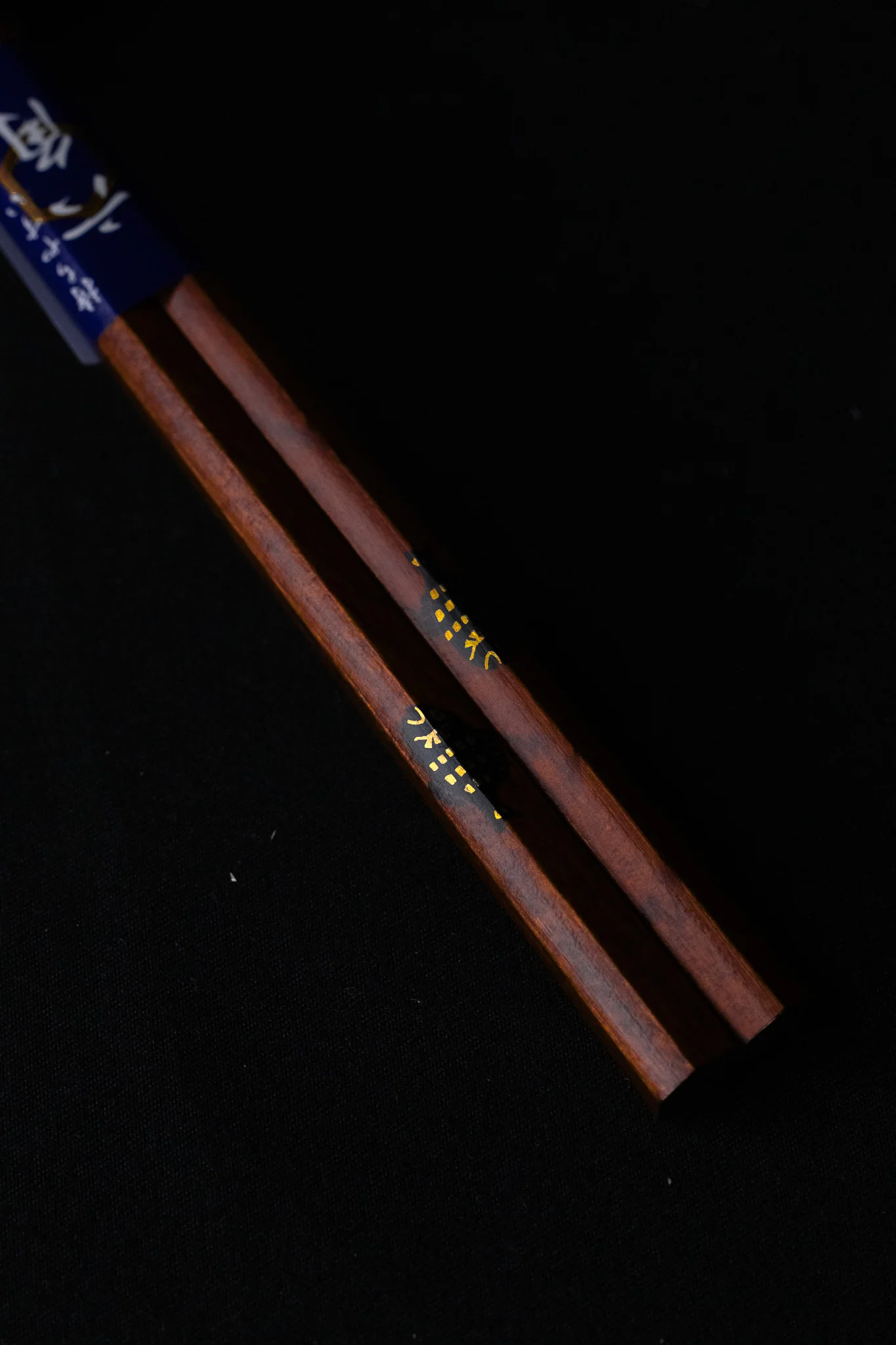 Ishida Carbonised Wood Chopsticks with Snapper Fish 205mm - Image 2